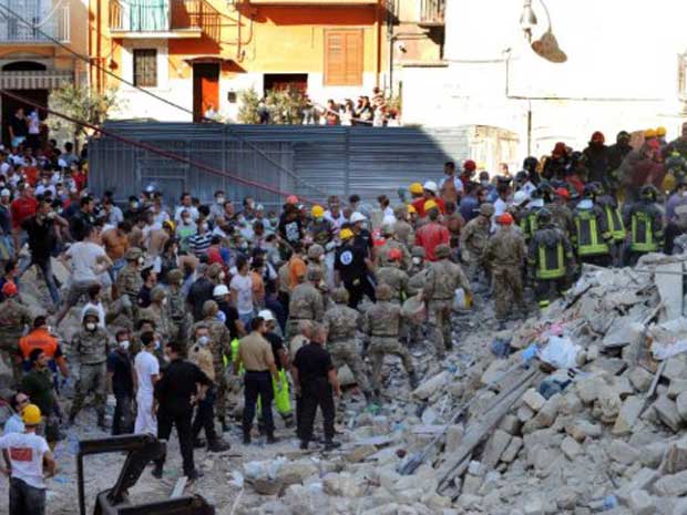Equipes vasculham escombros após explosão que destruiu prédio de três andare nesta segunda-feira (3) na cidade de Barletta, no sul da Itália (Foto: AFP)