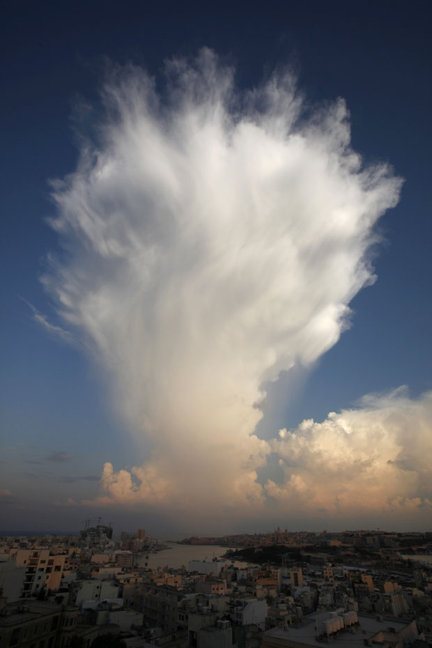 Nuvens causaram um efeito inusitado lembrando uma explosão atômica nesta segunda-feira (3) à beira de uma praia em Valletta, capital do pequeno país insular de Malta, ao sul da Itália. (Foto: Darrin Zammit Lupi/Reuters)