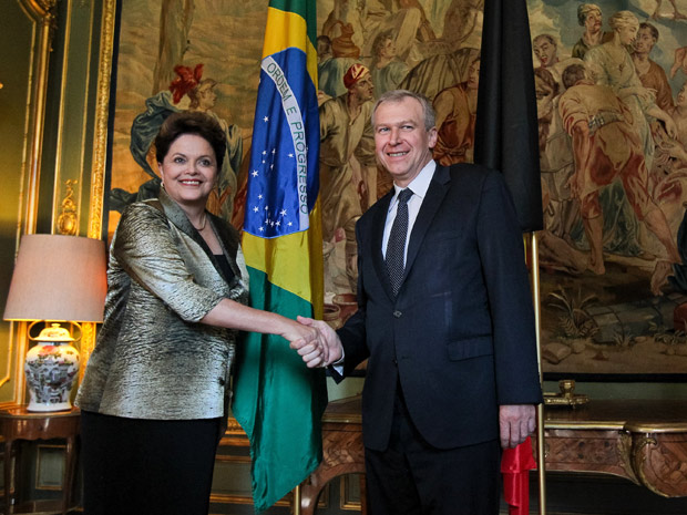 Presidente Dilma Rousseff tira foto oficial com o primeiro-ministro da Bélgica, Yves Leterme. (Foto: Roberto Stuckert Filho / Presidência)