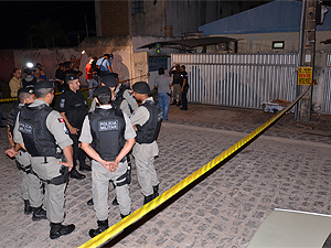 Polícia isolou local e encontrou cápsulas de munições (Foto: Walter Paparazzo/G1)