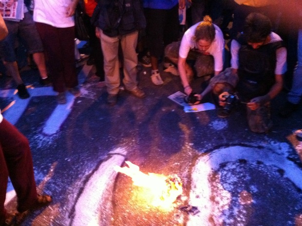 Alunos fizeram queimada simbólica de matérica aprovada na Assembleia que trata do piso do professores da rede estadual. (Foto: André Teixeira/G1)