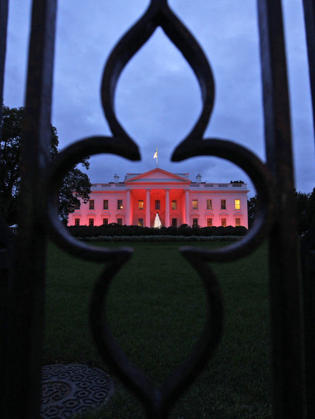 A Casa Branca, sede da presidência dos Estados Unidos, foi iluminada de rosa no início da noite desta segunda-feira (3) para marcar o início de outubro, mês do combate ao câncer de mama. (Foto: Charles Dharapak/AP)