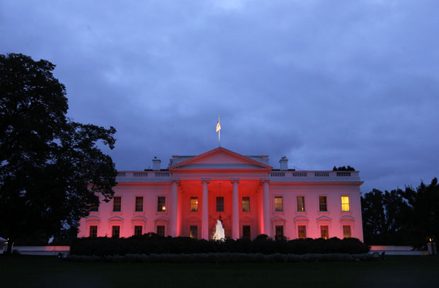 A iluminação especial foi colocada na fachada do famoso edifício onde vive e de onde despacha o presidente dos EUA, Barack Obama (Foto: Charles Dharapak/AP)