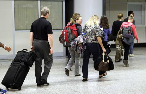 Parentes de Amanda Knox embarcam nesta terça-feira (4) no aeroporto de Roma, na Itália (Foto: AP)