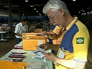 Com a greve, correspondências estão acumuladas nos centros de distribuição dos Correios em Manaus (Foto: Reprodução/TV Globo)