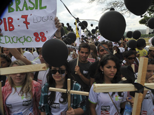 Estudantes, professores e servidores de institutos de educação em protesto na Esplanada (Foto: Valter Campanato/ABr)