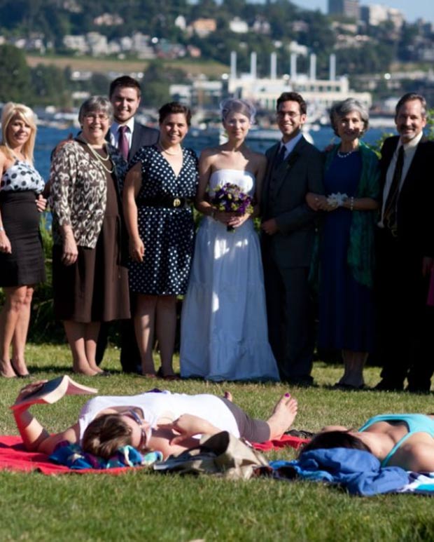 Casal de noivos posou para foto enquanto dupla tomava banho de sol no gramado. (Foto: Reprodução)