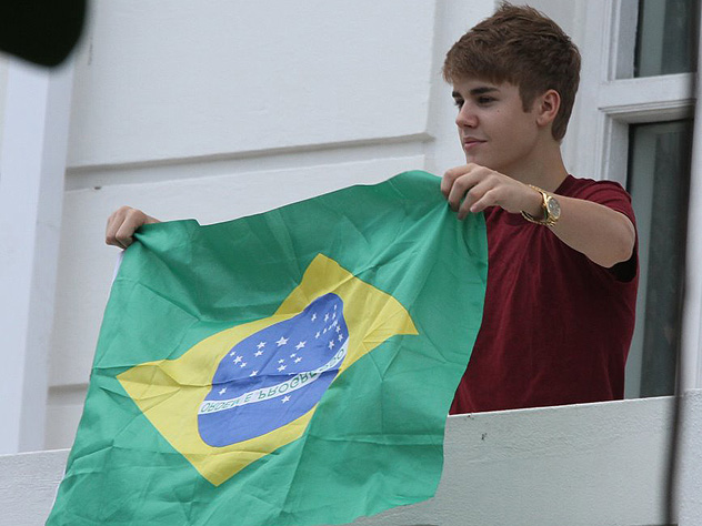 Justin Bieber na sacada (Foto: AgNews)