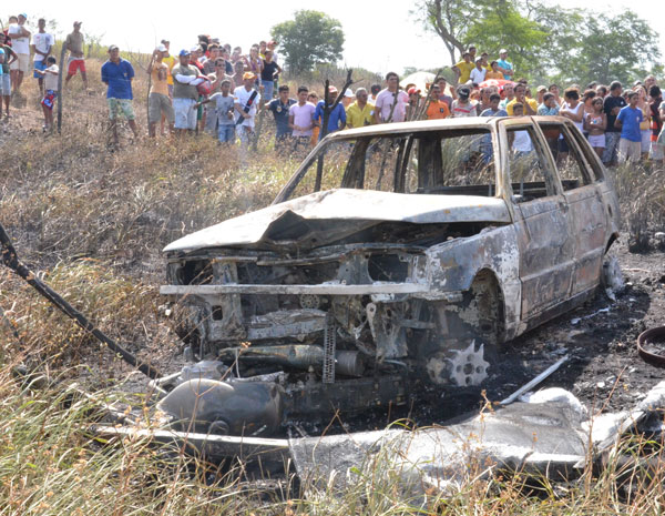 Carro incendiado na Paraíba (Foto: Walter Paparazzo/G1)