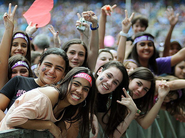 Meninas esperam Bieber (Foto: Alexandre Durão/G1)
