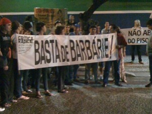 Alunos de escola particular apoiaram professores durante manifestação (Foto: Vitor Midauar/ VC No G1)