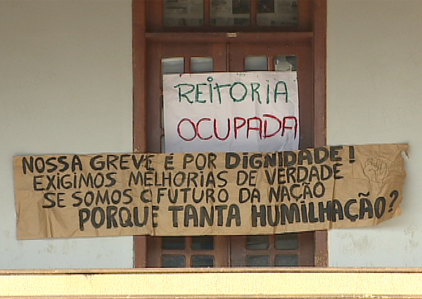 Estudantes na reitoria ocupada da Universidade Federal de Rondônia (Foto: Reprodução/TV Rondônia)
