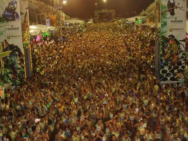 Multidão celebra aniversário da cidade ao ritmo de bumbás no 'Boi Manaus 2010'  (Foto: Divulgação/Semcom)