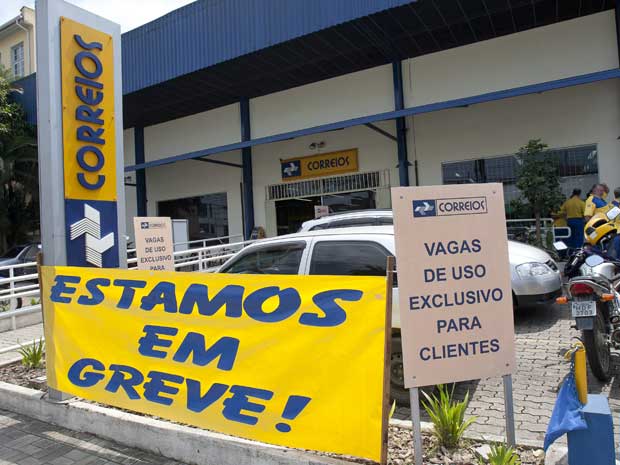 Funcionários dos Correios em greve em São Paulo, nesta quinta-feira (6) (Foto: Agência Estado)