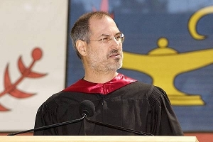 Steve Jobs discursando para alunos formandos na Universidade de Stanford (Foto: Reprodução)