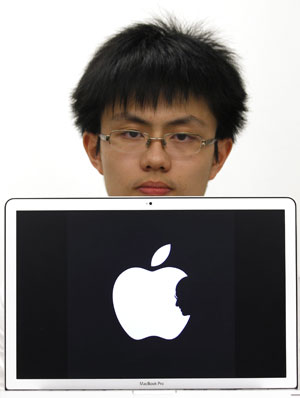 Estudante Jonathan Mak posa com a sua homenagem para Steve Jobs (Foto: Bobby Yip/Reuters)