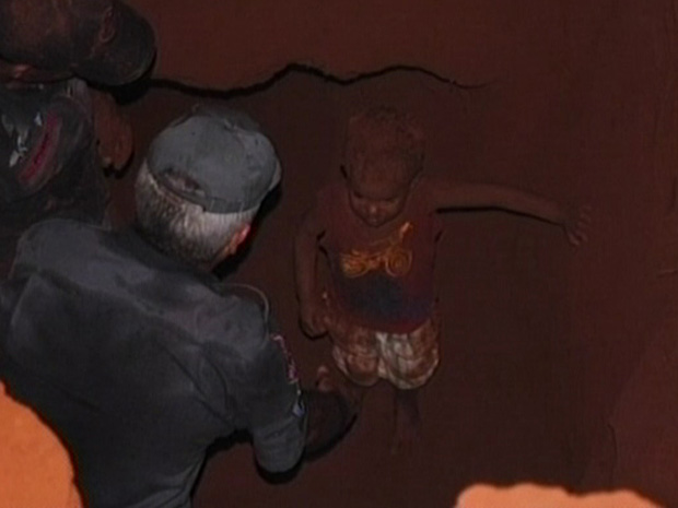 Garoto caiu em buraco de 3 metros de profundidade (Foto: Reprodução / TV Globo)