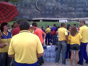 Funcionários dos Correios se concentram em frente ao TST (Foto: Débora Santos/G1)