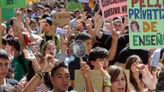 Estudantes espanhóis protestam nas ruas de Madri nesta quinta-feira (6) (Foto: AFP)
