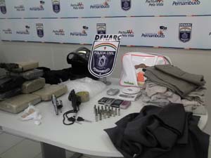 Uniformes, armas, drogas e munições apreendidas em operação da Polícia Civil (Foto: Divulgação/ Polícia Civil de Pernambuco)
