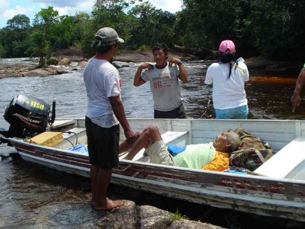 Índio doente segue em canoa para buscar tratamento em centro do SUS (Foto: Sizinando Pontes/VC no G1)