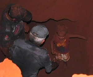 Menino de 2 anos cai em buraco 
de 3 m de profundidade em SP (Reprodução)