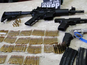 Fuzil 556, 181 munições , revólver e pistola foram apreendidos. (Foto: Alex Araújo/G1)