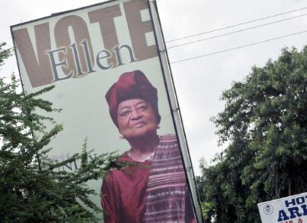 A presidente da Libéria,  em cartaz de campanha em Monrovia em 6 de outubro  (Foto: AP)