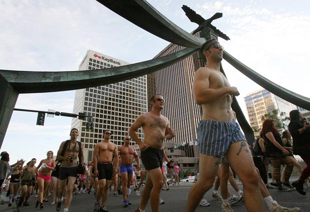 Segundo Guinness, 1.720 pessoas correram usando roupa íntima. (Foto: Djamila Grossman/The Salt Lake Tribune/AP)