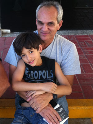 Pai e filho escaparam de explosão em posto de gasolina no RJ (Foto: Renata Soares/G1)