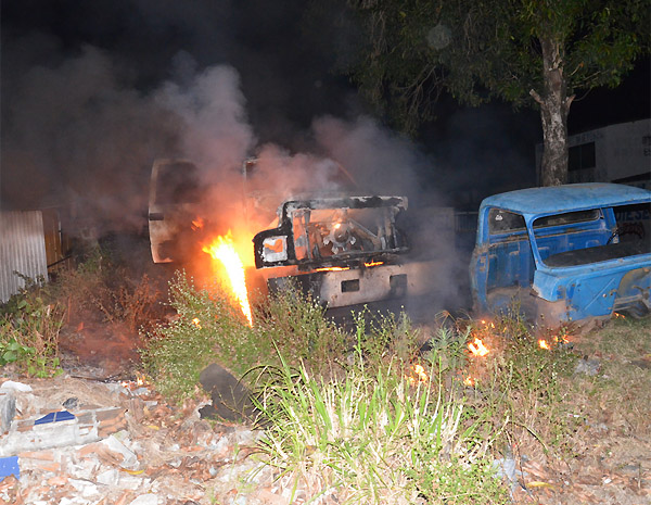 Caminhão é incendiado no Bairro dos Novais, em João Pessoa (Foto: Walter Paparazzo/G1)