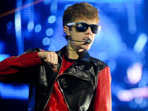 Justin Bieber entrou no palco de óculo escuros e jaqueta de couro (Foto: Flávio Morais/ G1)