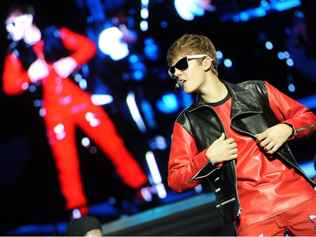 Justin Bieber canta com o telão com sua imagem ao fundo (Foto: Flávio Moraes/G1)