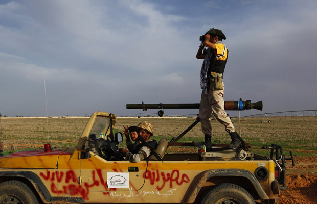 Forças do Conselho de Transição líbio durante cerco a Sirte, iniciado na sexta-feira  (Foto: Anis Mili / Reuters)