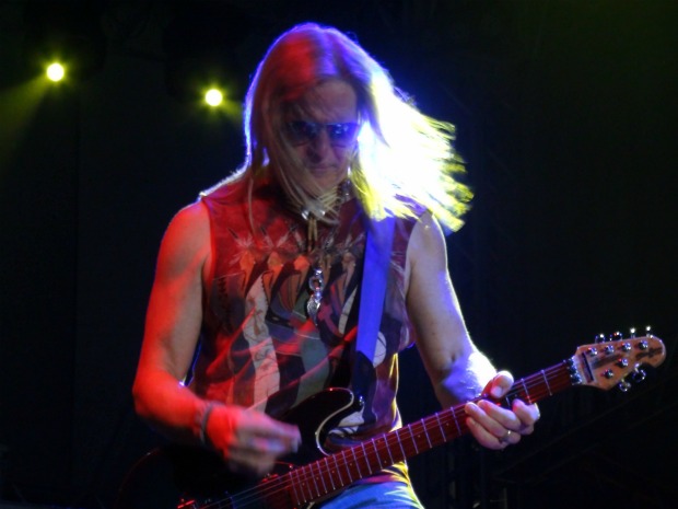 Steve Morse animava o público com solos de guitarra enquanto o vocalista Ian Gillan se ausentava do palco (Foto: Elias Bruno/ G1)
