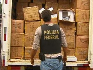 Policias federais também encontraram contrabando dentro de um caminhão (Foto: Reprodução RPCTV)