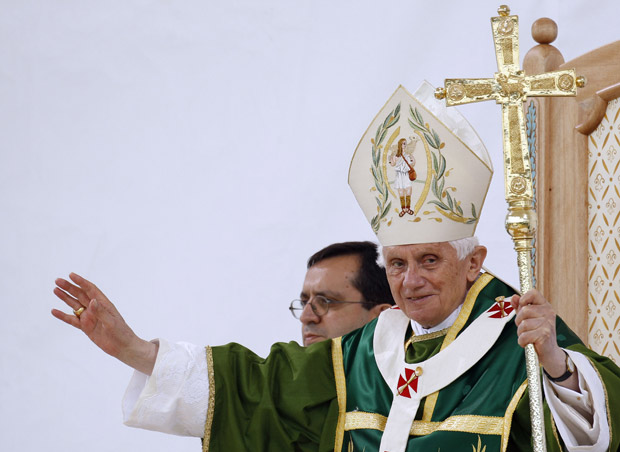Bento XVI acena para público durante visita de um dia à cidade de Lamezia Terme, no sul da Itália (Foto: Max Rossi / Reuters)