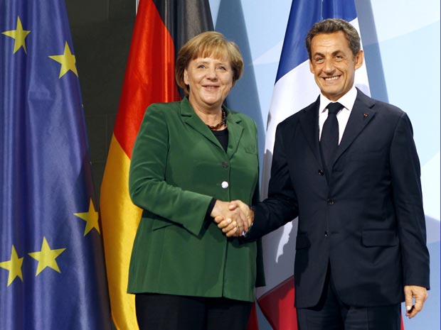 O presidente francês, Nicolas Sarkozy, e a chanceler alemã, Angela Merkel, após coletiva de imprensa Berlim, neste domingo (9)  (Foto: Fabrizio Bensch/Reuters)