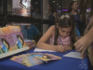 Beatriz autografou 132 cópias de seu livro de histórias (Foto: Imagem TVAM)