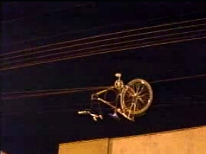 Com impacto da batida, bicicleta foi parar nos fios de eletricidade (Foto: TV Diário/Reprodução)