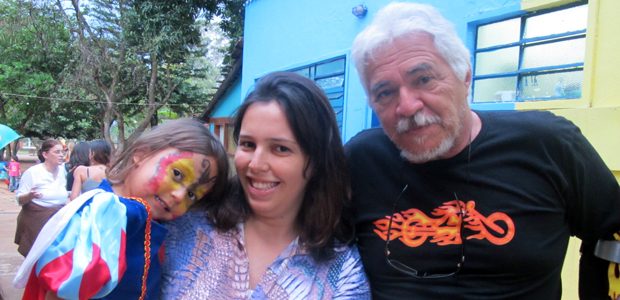 A banc ria Vanessa Alves com a filha Camila de 3 anos e com o pai sem 