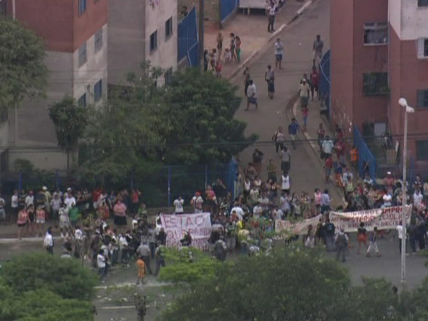Moradores exibem faixas em protesto no Cingapura (Foto: Reprodução/TV Globo)