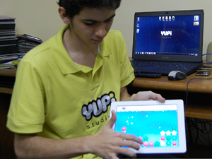 Empresa faz aplicativos para tablets, como jogos (Foto: Krystine Carneiro/G1)