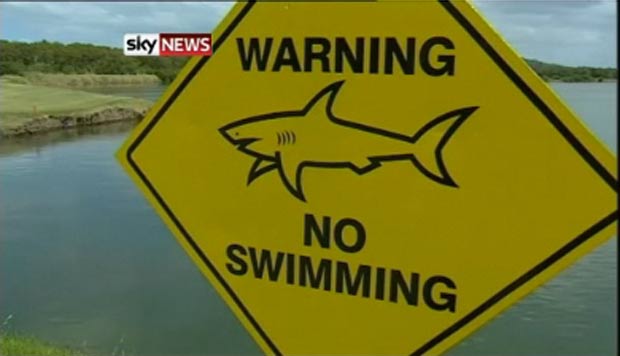 Placa alerta sobre o perigo de entrar na água. (Foto: Reprodução/Sky News)