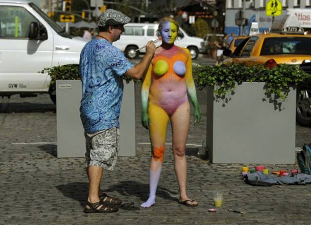 Andy Golub fez a aplicação de pintura corporal em modelo em Nova York. (Foto: Timothy A. Clary/AFP)