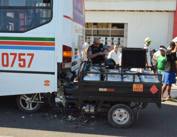 Acidente entre moto e ônibus em João Pessoa  (Foto: Walter Paparazzo/G1)