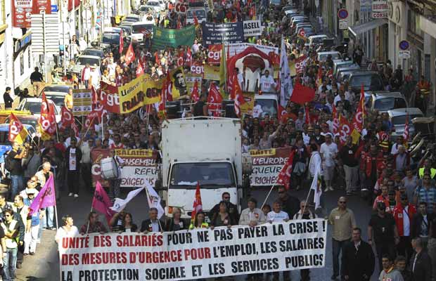 Trabalhadores do setor público e privado marcham contra os cortes nesta terça-feira (11) em Marselha (Foto: AP)