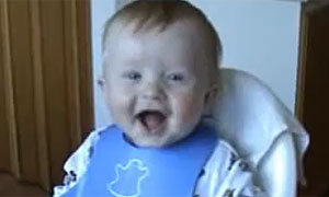 Hahaha, vídeo de bebê rindo no YouTube (Foto: Reprodução)