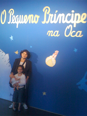 Simone Miletic e a filha Carol em exposição sobre o livro 'O Pequeno Príncipe' (Foto: Arquivo pessoal)