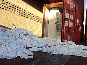 Lixo hospitalar apreendido em contêiner em Suape (Foto: Divulgação / Receita Federal)